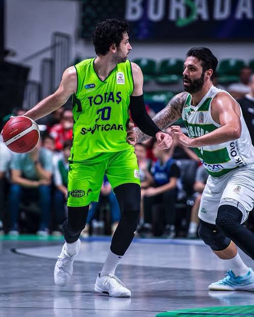 Boş şutlarda dahi artık varlık gösteremeyen Furkan Korkmaz artık TBL zamanın gelmişte geçiyor. Umursamaz tavırlarınla ülkedeki basketbol severlerin daha fazla nefretini üzerine çekmeden ya emekli ol yada ait olduğun alt lige git.