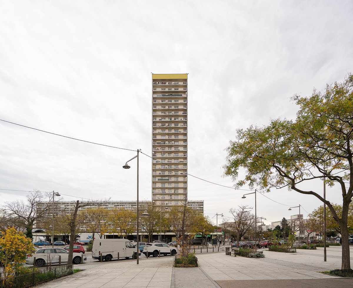 ↓
La Tour (Südseite)

Avenue du Général Leclerc, La Courneuve. Höhe 86m, 26 Stockwerke, Baujahr 1963. 

#banlieue #lacourneuve #architecture #paris