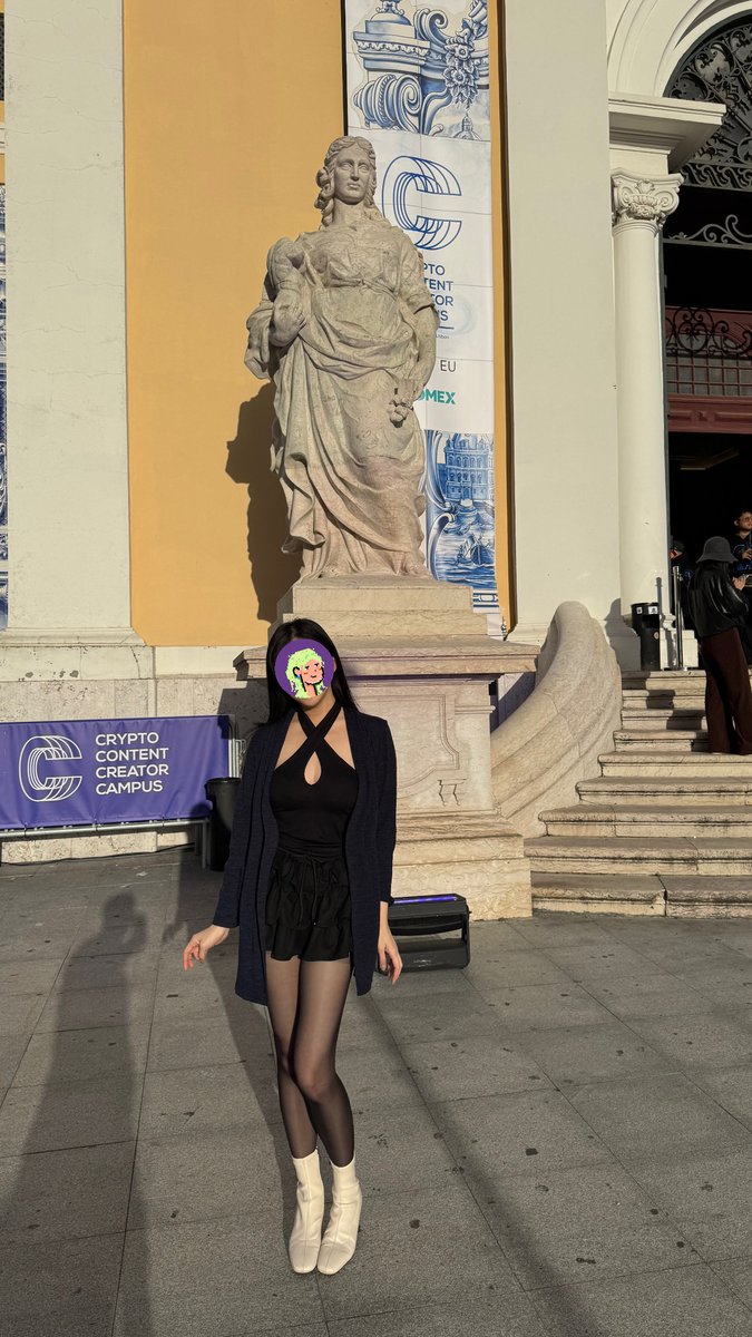 j2blockchain_'s tweet image. 行情這樣，讓我帶著大家來看看實際的生活吧

這次 #cccclisbon2025 的會場是古蹟，不大，但是處處是巧思，美麗的公園內的小城堡，這次 @CCCCampus 真的覺得太漂亮了！

今天更是出了大太陽，還遇到 @mayemusk ！這次來就是來看看是哪個偉大的女人教育出 @elonmusk 教主

#cccclisbon @KaitoAI #kaito…