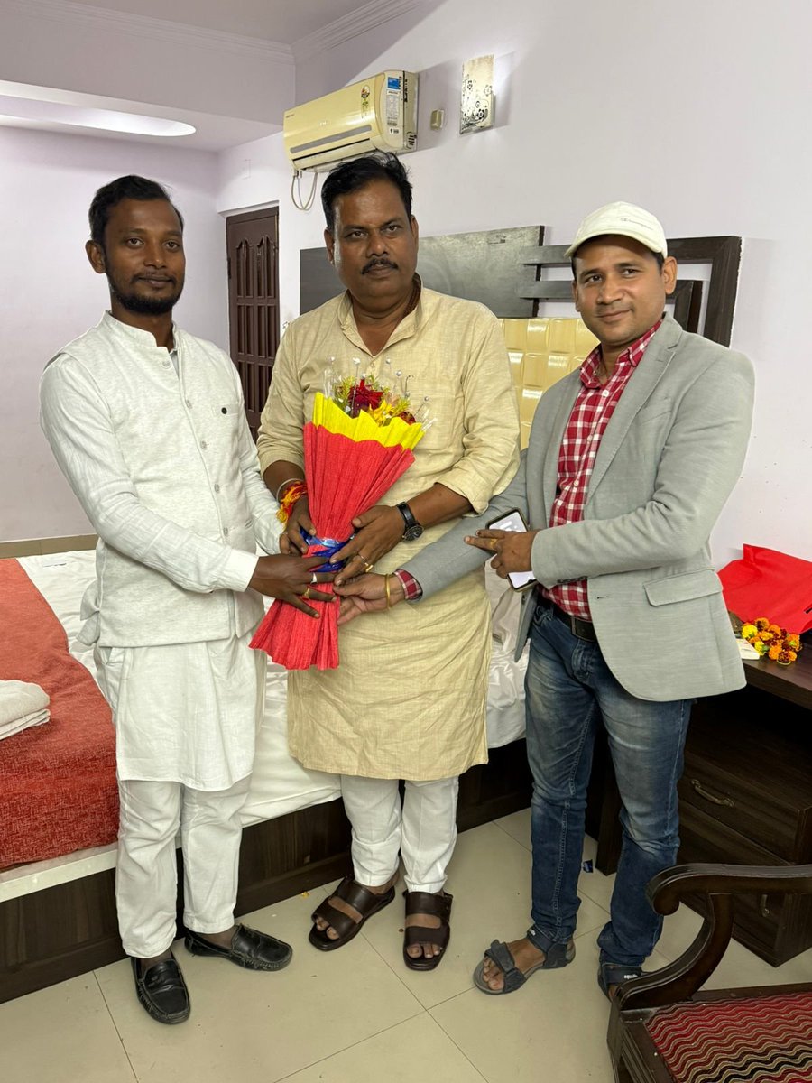 LjpNeeraj's tweet photo. पटना प्रवास!
आज लोकजनशक्ति पार्टी रा के बिहार प्रदेश प्रधान महासचिव बखरी विधानसभा 147 क्षेत्र से नवनिर्वाचित विधायक पिता तुल्य अभिभावक बड़े भैया आदरणीय श्री संजय पासवान जी से आत्मीय मुलाक़ात कर प्रचण्ड जीत कि बधाई दी। https://t.co/gW1zmPUjJ3