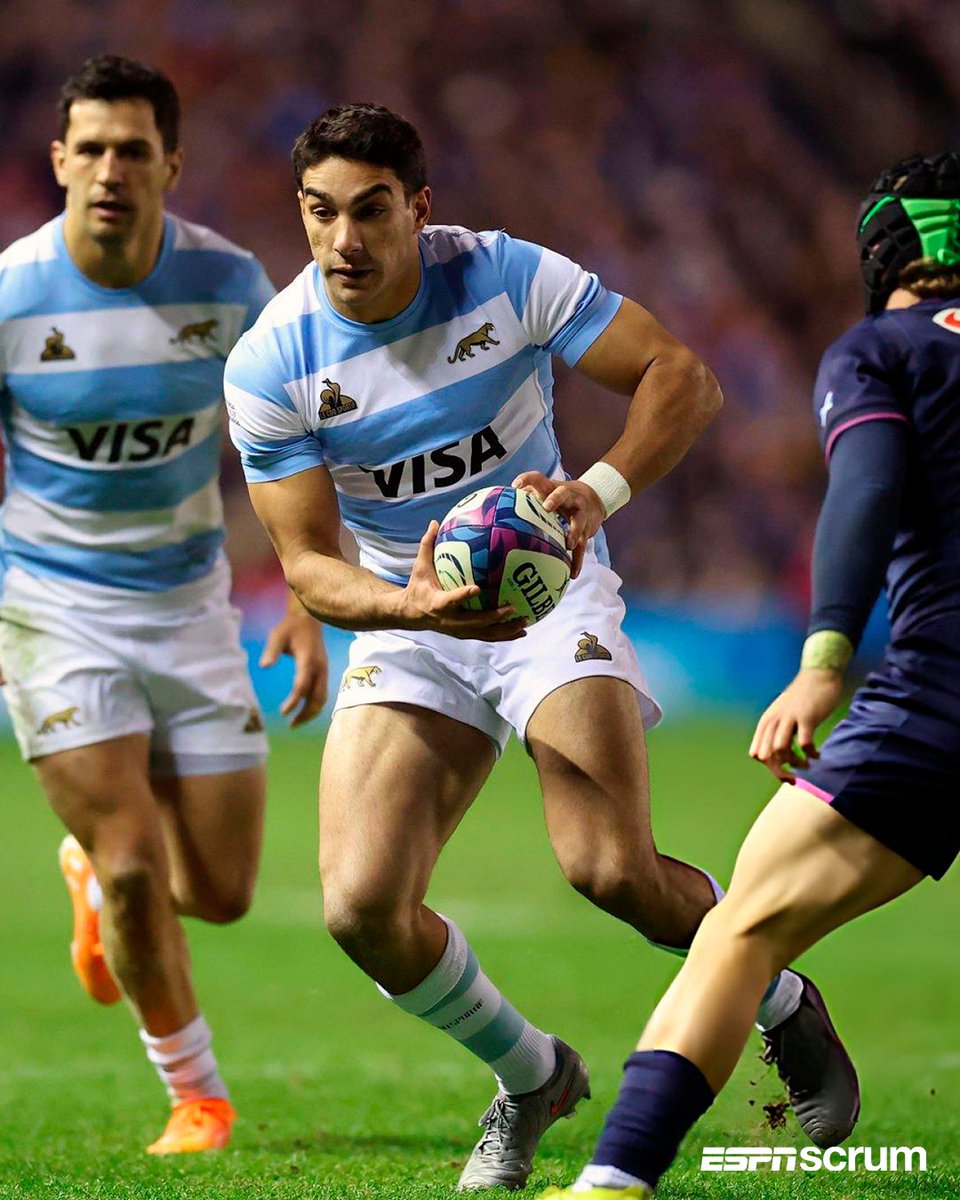 ScrumESPN's tweet photo. 👏🏻🇦🇷 ¡Triunfazo de #LosPumas en Murrayfield!

🔝 Desplegando su mejor versión en el segundo tiempo, el equipo argentino sacó adelante un duro partido y venció a Escocia por 33-24.

👉🏻 Los tries del conjunto dirigido por Felipe Contepomi llegaron por intermedio de Julián Montoya, Rodrigo Isgró, Pedro Rubiolo, Pablo Matera y Justo Piccardo.

🔜🆚🏴󠁧󠁢󠁥󠁮󠁧󠁿 El próximo compromiso será ante Inglaterra, el 23/11 en Twickenham.

➕ Mirá el mejor rugby en Disney+ Plan Premium.

#PUMASxESPN