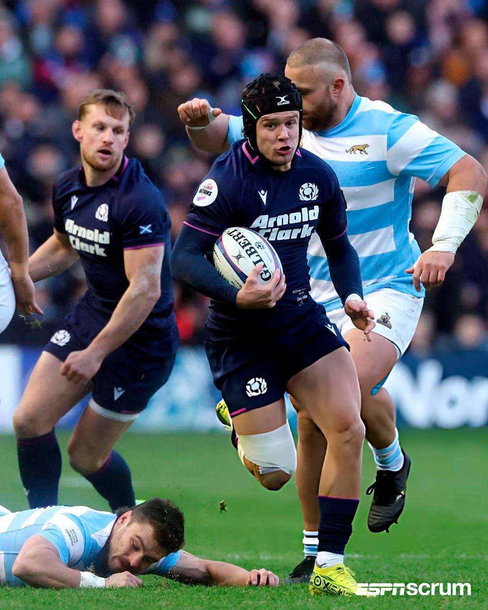 ScrumESPN's tweet photo. 👏🏻🇦🇷 ¡Triunfazo de #LosPumas en Murrayfield!

🔝 Desplegando su mejor versión en el segundo tiempo, el equipo argentino sacó adelante un duro partido y venció a Escocia por 33-24.

👉🏻 Los tries del conjunto dirigido por Felipe Contepomi llegaron por intermedio de Julián Montoya, Rodrigo Isgró, Pedro Rubiolo, Pablo Matera y Justo Piccardo.

🔜🆚🏴󠁧󠁢󠁥󠁮󠁧󠁿 El próximo compromiso será ante Inglaterra, el 23/11 en Twickenham.

➕ Mirá el mejor rugby en Disney+ Plan Premium.

#PUMASxESPN