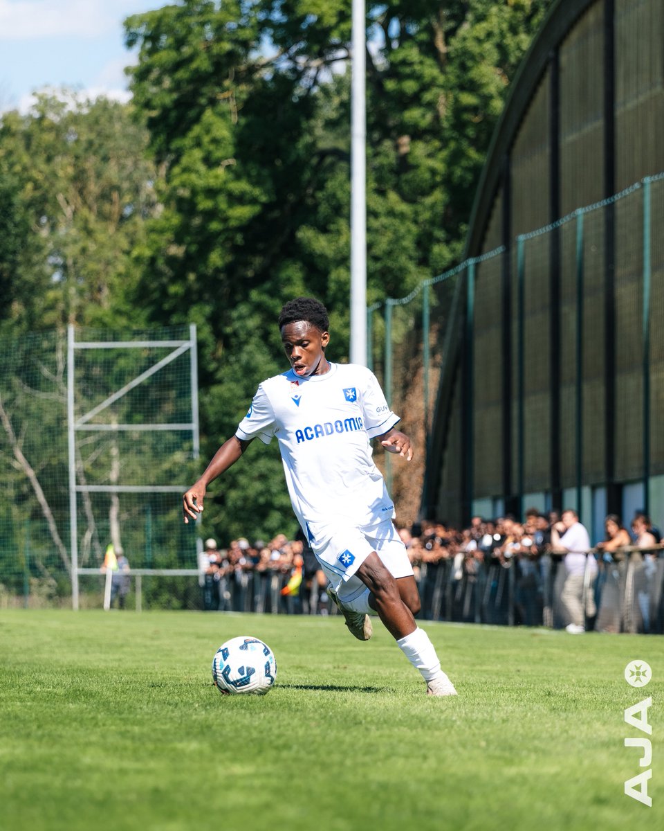 🤝 Après avoir ouvert le score dès le début du match, nos U19 ont été rattrapés à la 74e minute par le FC 93 Bobigny. (1-1) 🔜 Prochain match le 23/11 en déplacement face à l'ESTAC ! #FormationAJA
