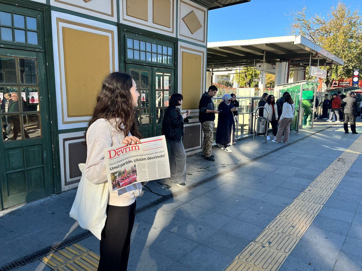 "Umut partide, çözüm devrimde!" manşetiyle çıkan Devrim Gazetesi'nin yeni sayısı ile Bakırköy'deydik.

Gazetemize ulaşmak için sosyal medya hesaplarımız veya il temsilciliğimiz üzerinden bizimle iletişime geçebilirsiniz.