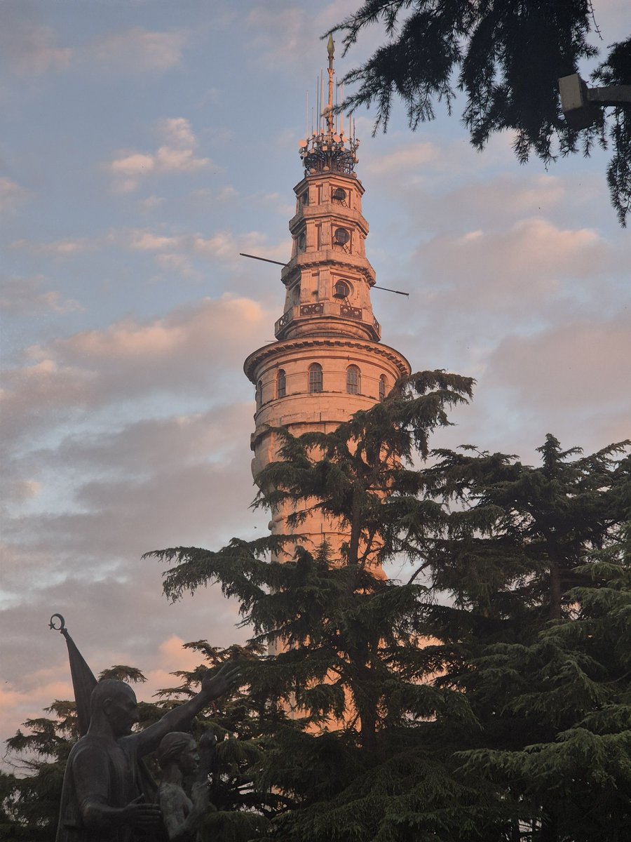 yedi tepeli şehrimde bıraktım gonca gülümü
ne ölümden korkmak ayıp ne de  düşünmek ölümü