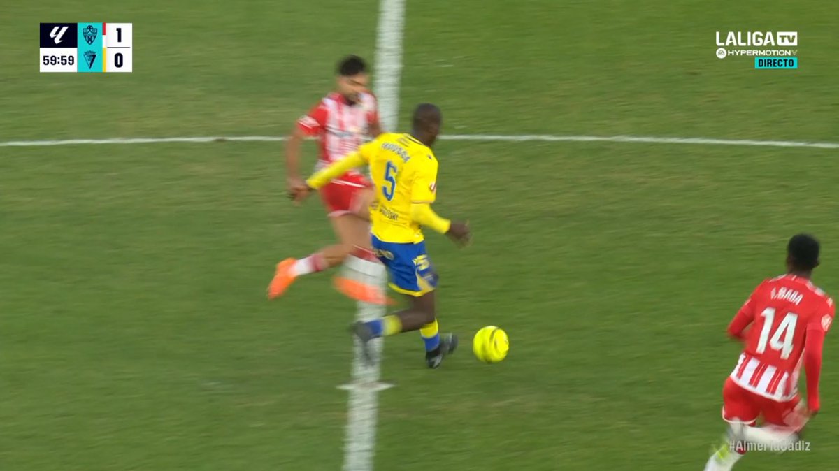 ArchivoVAR's tweet image. ⁉️💥 ¿Mereció la roja directa Diakité por su acción sobre Arnau?

✅ 𝗡𝗢.

👉🏻 El maliense da un pase y, tras ello, con el pie a ras de suelo, choca contra su rival, el cual coloca el pie por delante para intentar interceptarlo.

▪️ Acción que el CTA jamás considerará expulsión.