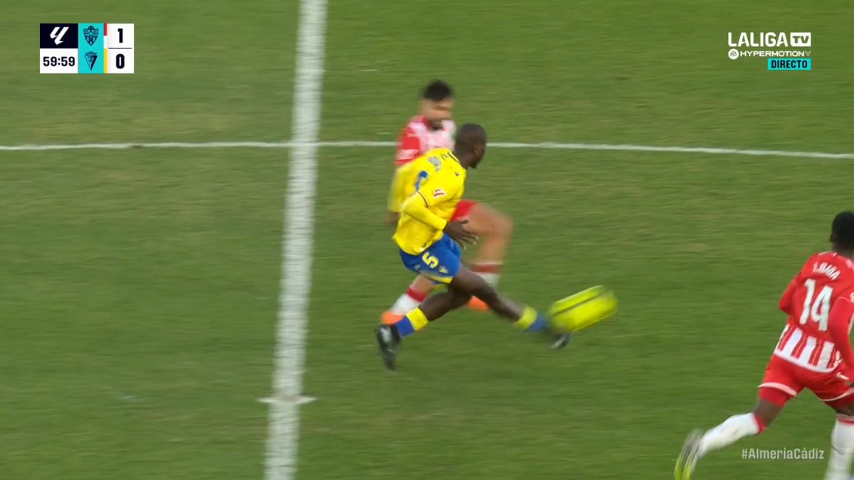 ArchivoVAR's tweet image. ⁉️💥 ¿Mereció la roja directa Diakité por su acción sobre Arnau?

✅ 𝗡𝗢.

👉🏻 El maliense da un pase y, tras ello, con el pie a ras de suelo, choca contra su rival, el cual coloca el pie por delante para intentar interceptarlo.

▪️ Acción que el CTA jamás considerará expulsión.