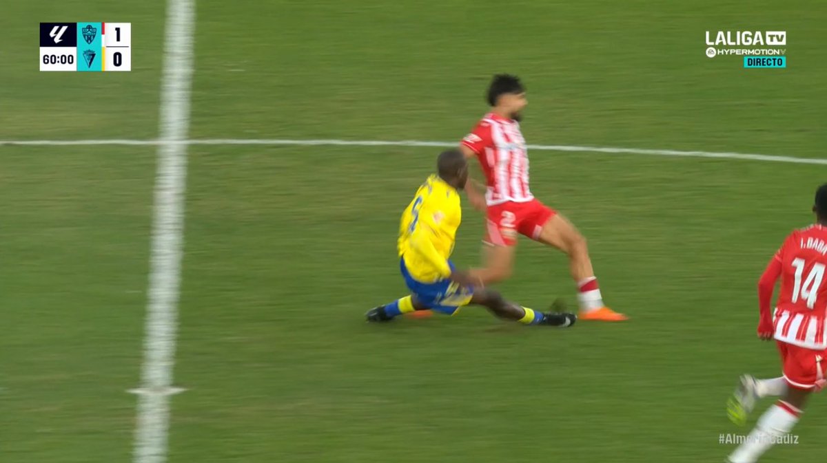 ArchivoVAR's tweet image. ⁉️💥 ¿Mereció la roja directa Diakité por su acción sobre Arnau?

✅ 𝗡𝗢.

👉🏻 El maliense da un pase y, tras ello, con el pie a ras de suelo, choca contra su rival, el cual coloca el pie por delante para intentar interceptarlo.

▪️ Acción que el CTA jamás considerará expulsión.