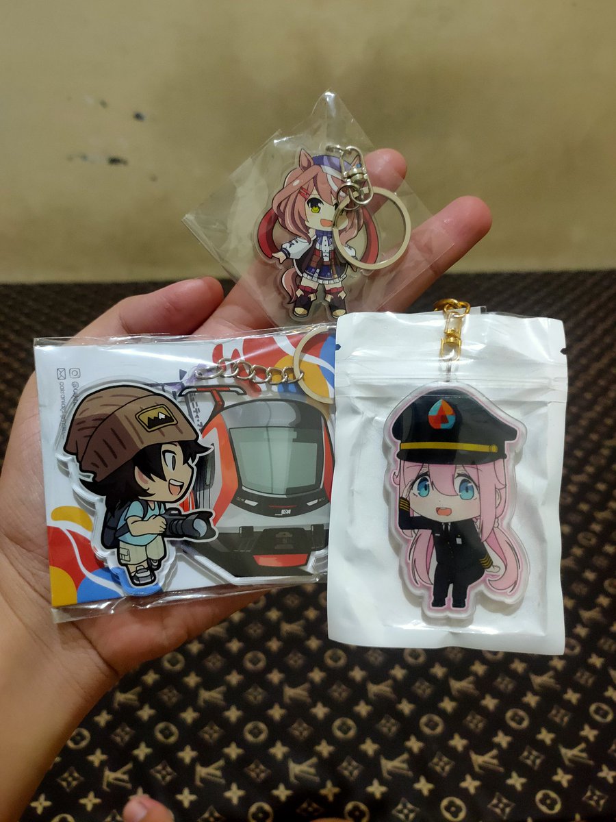 Sibani___'s tweet photo. Akhirnya menemukan booth yg jual yuru camp, tapi Shima Rin abis dan gw memutuskan buat ambil Kondektur Nadeshiko 😁 

*Sisanya beli KRL CRRC dan Mambo https://t.co/JEyrwsW6a1