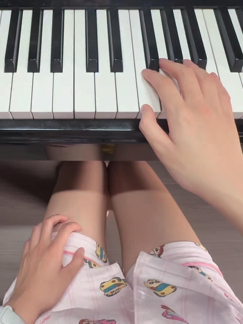 srfxlsusu's tweet image. Finding my rhythm one key at a time. A moment of calm and creativity, where the world fades away and the music takes over.#PianoVibes #MusicIsLife #RelaxingMoments