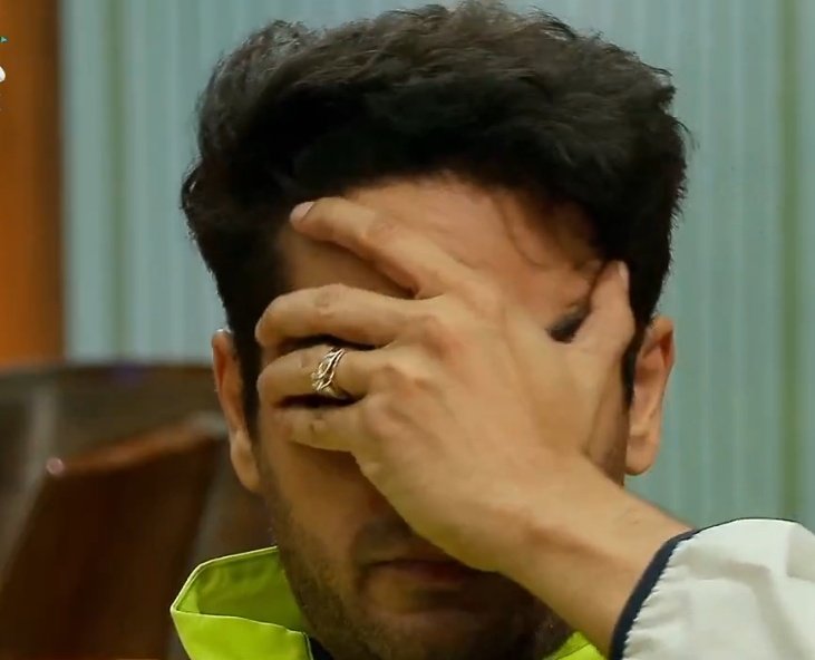 savagebutsassy's tweet photo. THIS IS GAURAV AS A FRIEND TO PRANIT💜
Gaurav cried for the first time in the house for this thankless man

Pranit doesnot deserve true friends,he can never understand true emotions and friendships

#AbhishekBajaj ko bahar kiya
#GauravKhanna ko bhi dhoka dega 

#BiggBoss19 #BB19 https://t.co/0i0xQv01cd