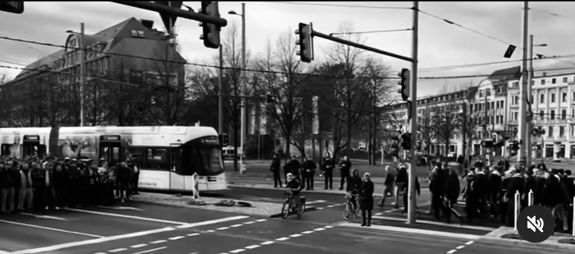 snackstadion23's tweet image. historische aufnahme des versailler friedensvertrag 1919