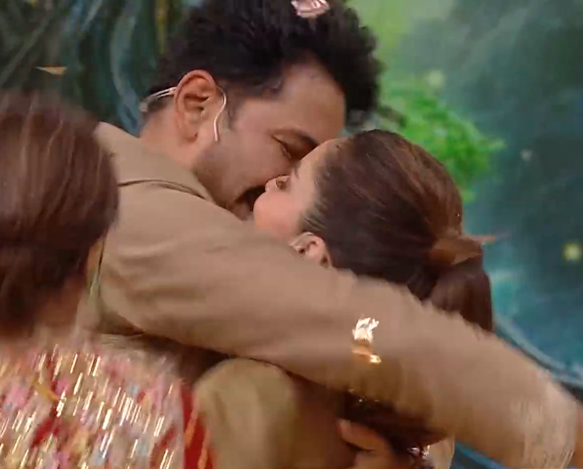 fanpage_dilaik's tweet photo. The Kiss OMG(they are so cute please)💀😭❤️ https://t.co/NdByrnYRnV
