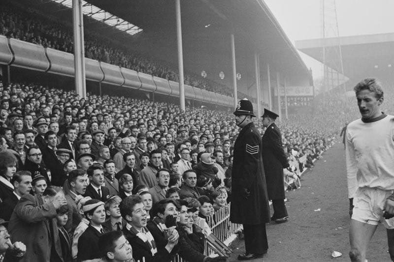 #OnThisDay 16-11-1963 v  Aston Villa L0-4
The King Denis Law 35' is sent off for the 1st time in his Utd career by referee Jim Carr after Villa's Deakin and the Scottish forward clash resulting in a fight. Law is then subject to the home fans abuse including being hit with paper