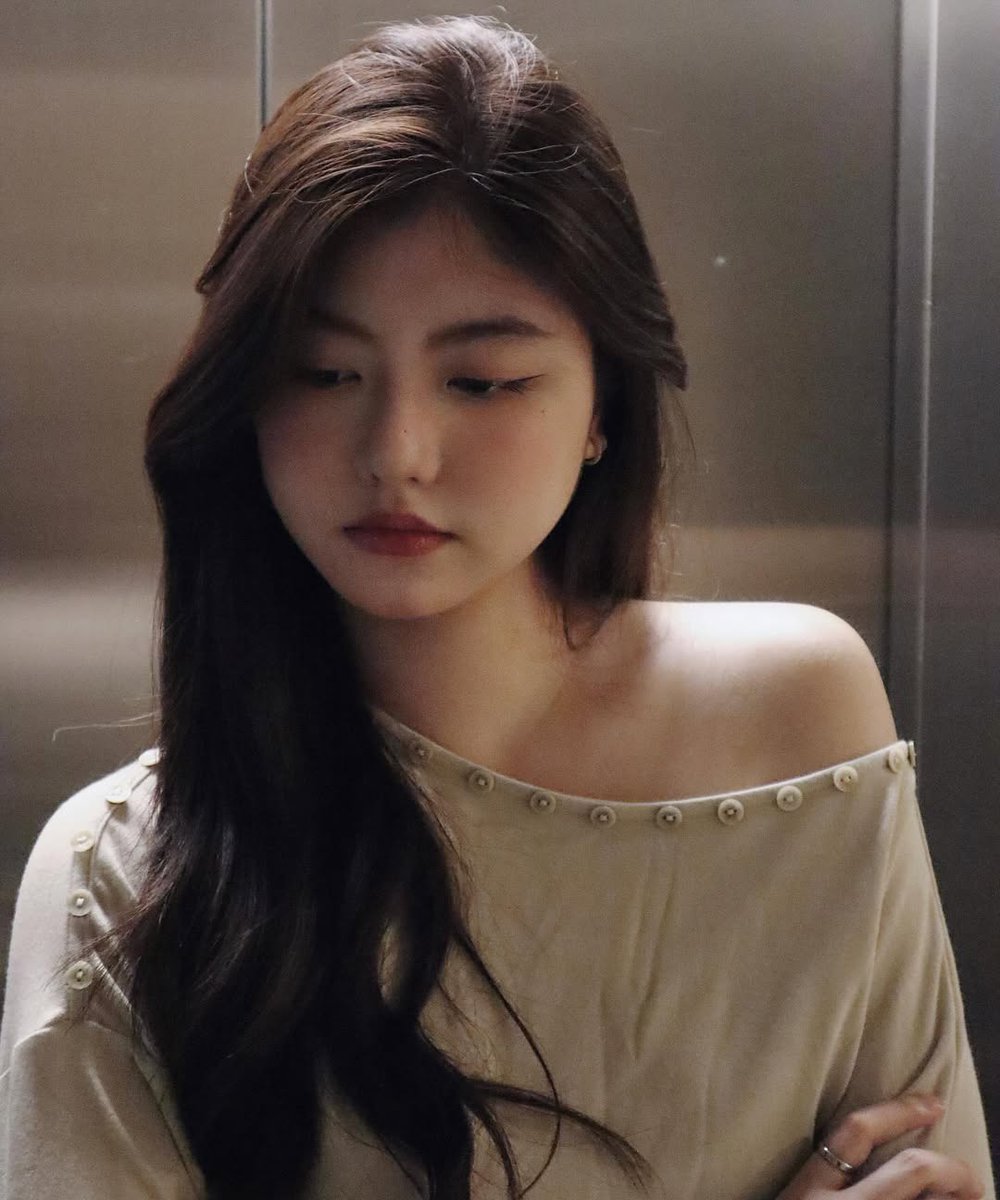 TopyHero's tweet image. View วิว กมนธิดา
กมนธิดา โรจน์ทวีนิธิ
Former BNK48 2nd Generation
Birth: 28 May 2004
Province: Nonthaburi
IG: view.kmntd_
สินค้าสะสม: s.shopee.co.th/6AWphB8tHv
#วิว #View #Kamonthida