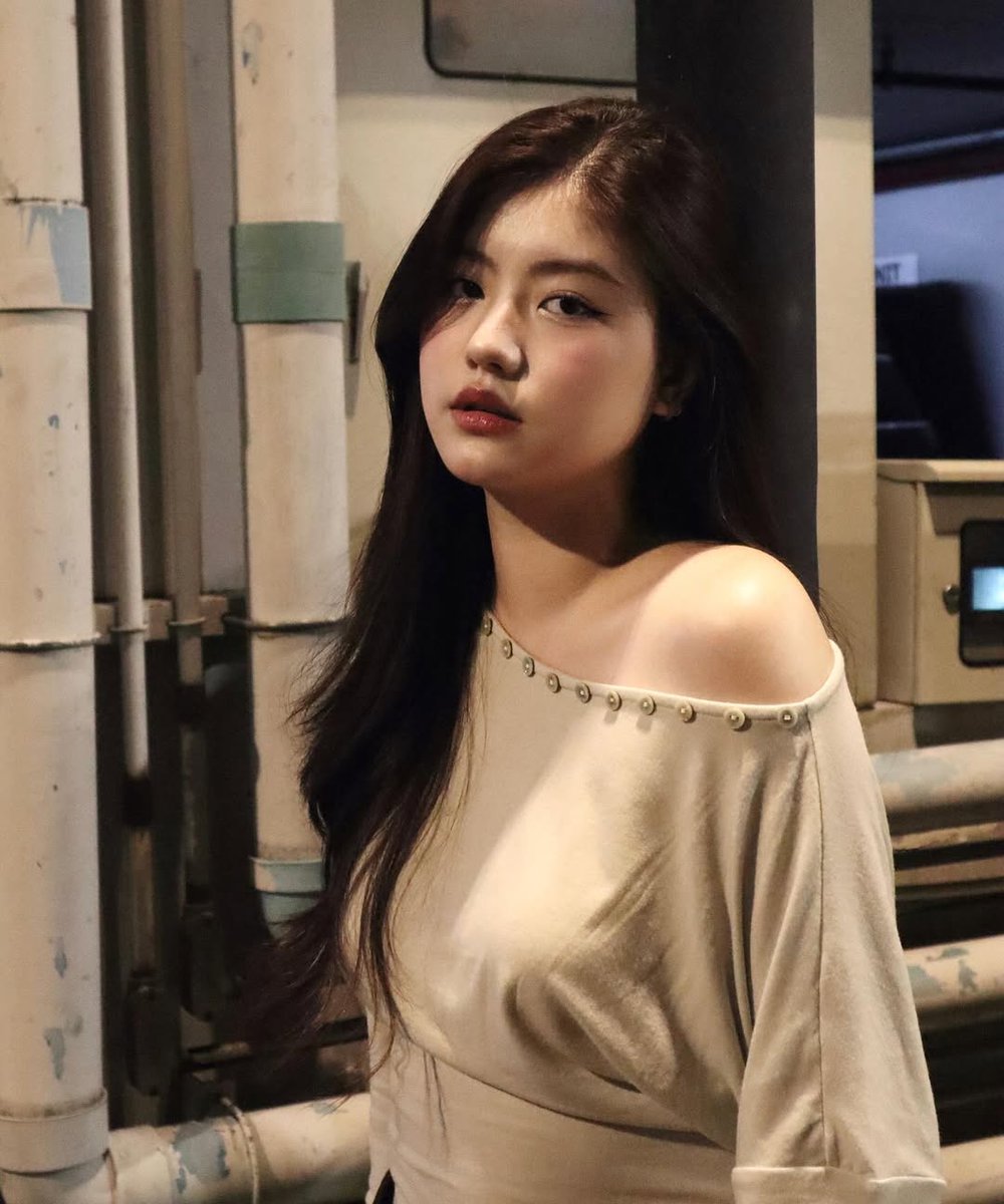 TopyHero's tweet image. View วิว กมนธิดา
กมนธิดา โรจน์ทวีนิธิ
Former BNK48 2nd Generation
Birth: 28 May 2004
Province: Nonthaburi
IG: view.kmntd_
สินค้าสะสม: s.shopee.co.th/6AWphB8tHv
#วิว #View #Kamonthida