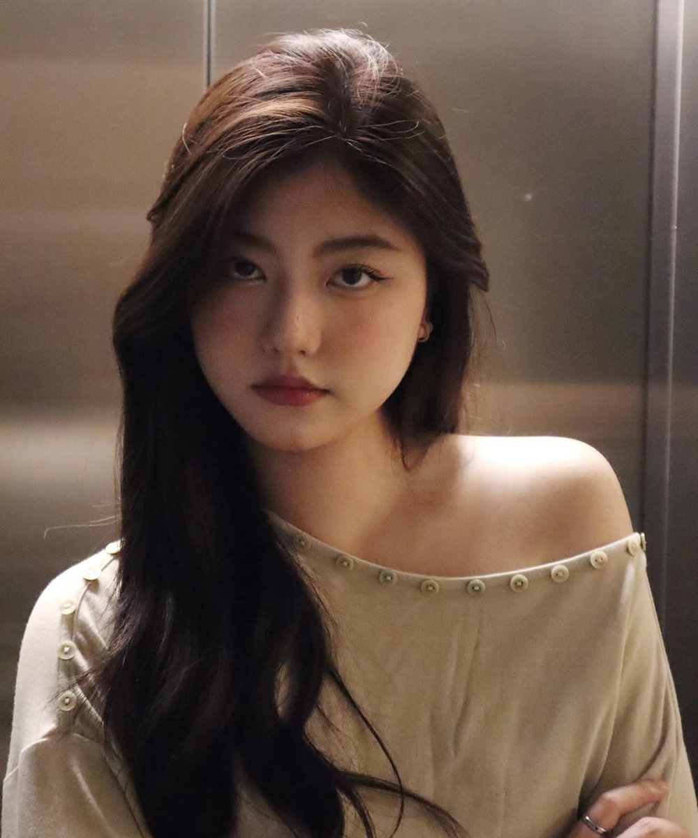 TopyHero's tweet image. View วิว กมนธิดา
กมนธิดา โรจน์ทวีนิธิ
Former BNK48 2nd Generation
Birth: 28 May 2004
Province: Nonthaburi
IG: view.kmntd_
สินค้าสะสม: s.shopee.co.th/6AWphB8tHv
#วิว #View #Kamonthida