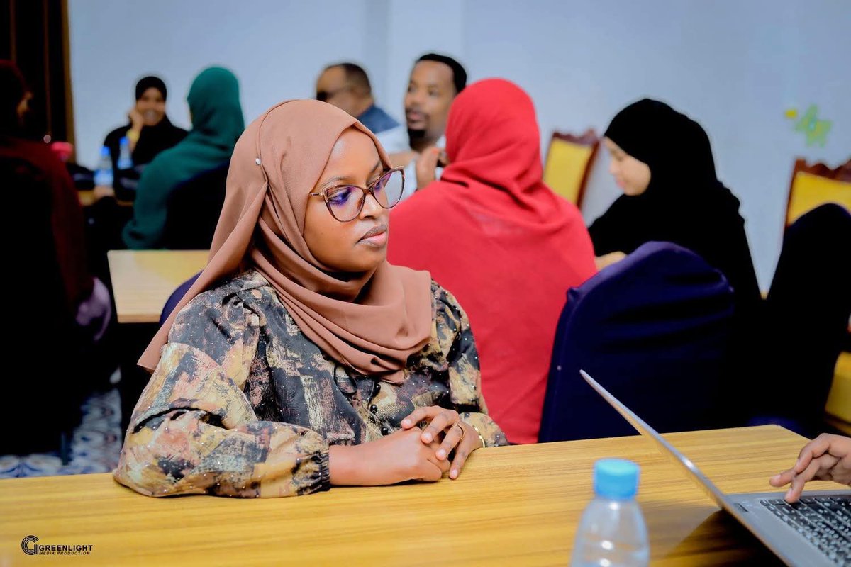 slmolsaf's tweet image. MoLSAF &amp;amp; UNICEF, has launched a youth innovation training in  Berbera, Saaxil Region.

The training, part of the UPSHIFT Program, aims to empower 40 young people aged 15–24 with essential skills in
Problem-solving and innovation
Leadership and teamwork
#UPSHIFT #MoLSAF #UNICEF