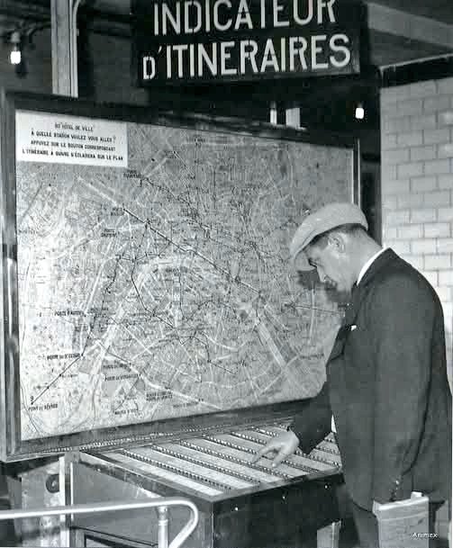 ParisAMDParis's tweet image. Homme utilisant le très pratique PILI du métro. 
Années 1950. Paris