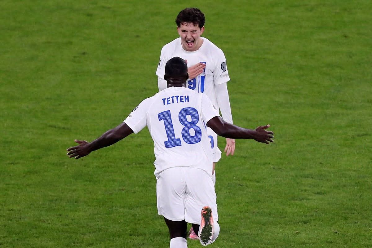 Ο Ανδρέας Τεττέη, που γεννήθηκε και μεγάλωσε στην Ελλάδα από γονείς με καταγωγή από τη Γκάνα, δίνει ασίστ στον Κωνσταντίνο Καρέτσα, που γεννήθηκε και μεγάλωσε στο Βέλγιο από Έλληνες γονείς.
Άραγε, πίσω από αυτό το γκολ πόσες ιστορίες ανθρώπων να κρύβονται; 
(Γ. Μπαντής, ΠΣΑΠΠ)