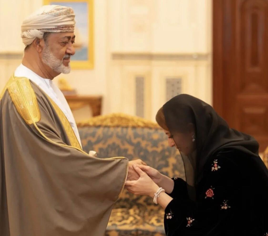 r_lawyers's tweet photo. في مشهد مهيب يعكس أسمى معاني الوفاء والاحترام، تجسّد السيدة الجليلة ـ حفظها الله ـ قُدوة في التوقير والاجلال لزوجها مولانا حضرة صاحب الجلالة السلطان هيثم بن طارق المعظّم - يحفظه الله ويرعاه . 

هي رسالة رفيعة لكل زوجة عُمانية بأن الوفاء والاحترام يرفعان المكانة ويعظّمان المودة، ورسالة أخرى بأن لمقام جلالة السلطان هيبةٌ تستحق الإجلال مهما كانت الصلة والقرب.
دامت عُمان شامخة بسلطانها ورموزها على الدوام.
