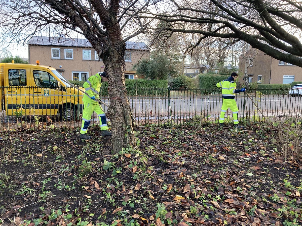Sean_Ferguson93's tweet image. Out speaking with folk in Auldhouse today. Lots of praise for the great work by @GlasgowCC’s parks team. Passed the positive feedback on to the staff. These new operatives are thanks to @SNPforGlasgow’s investment in frontline services this year - investment Labour voted against
