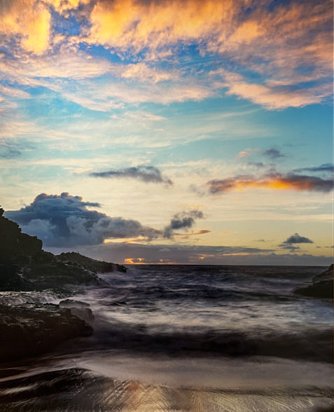 Aloha! I’m selling this sunrise photo on e-bay for $20.00 plus shipping.

ebay.com/itm/3175453438…