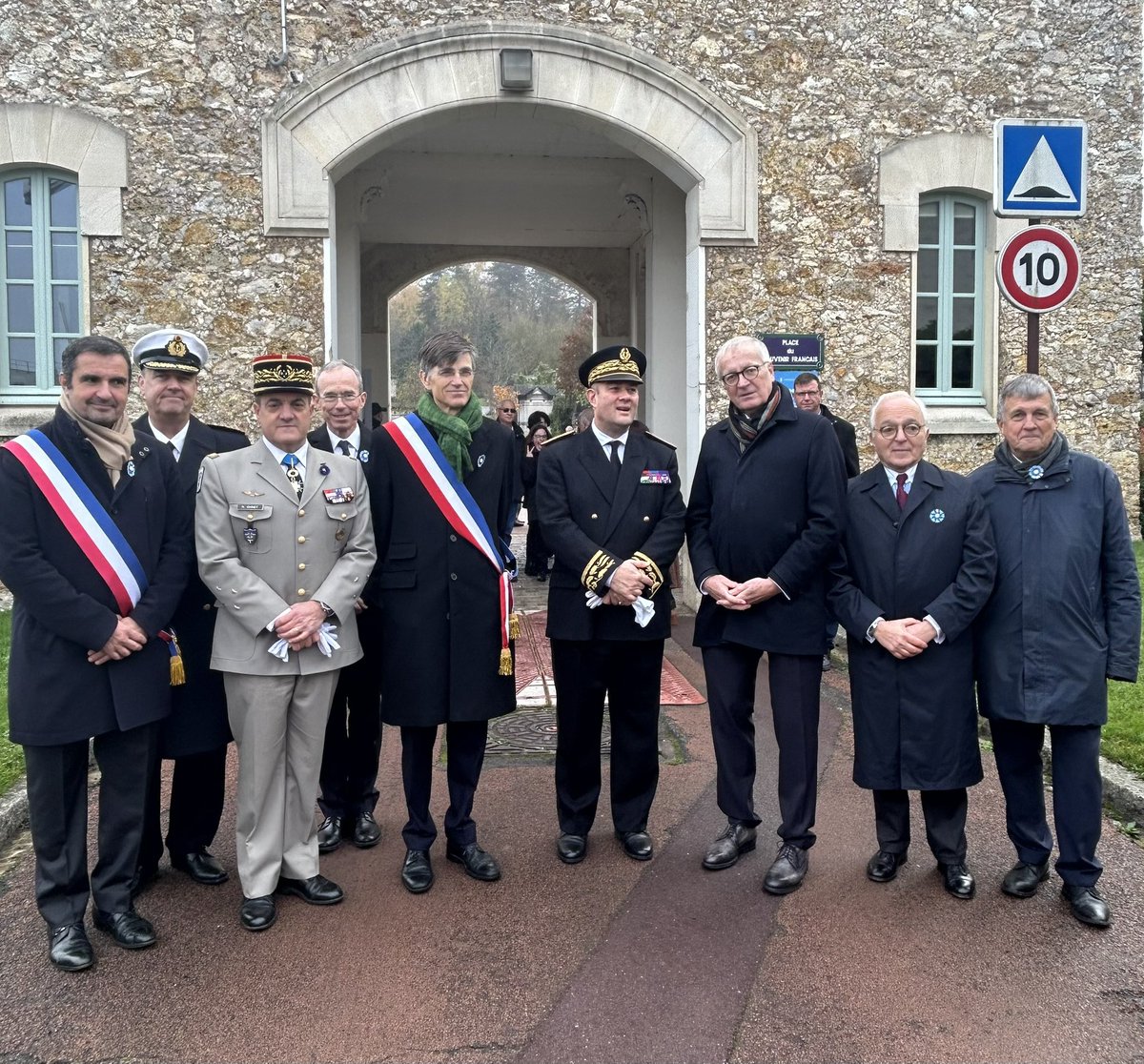 AmbDEenFR's tweet image. Nous rendons hommage aux victimes de guerre et de violences en ce Jour de deuil national 🇩🇪, comme aujourd’hui à Versailles. Leur mémoire nous encourage dans nos efforts pour défendre la paix. L’histoire de la réconciliation 🇫🇷🤝🇩🇪 nous inspire confiance et nous est obligation.