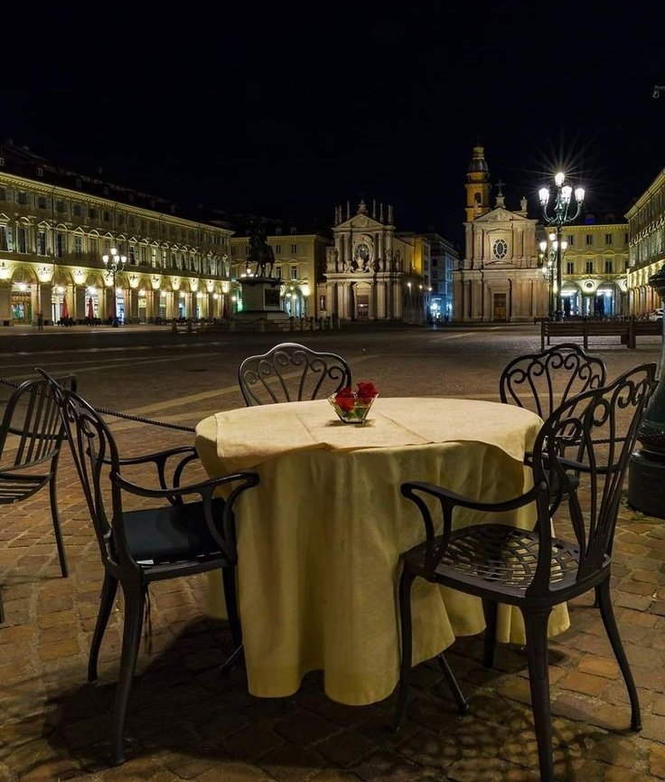 Le persone che abbiamo incontrato ci hanno lasciato  qualcosa che porteremo sempre nel cuore🌹

#goodnight ❤️

Torino
Piazza San Carlo
