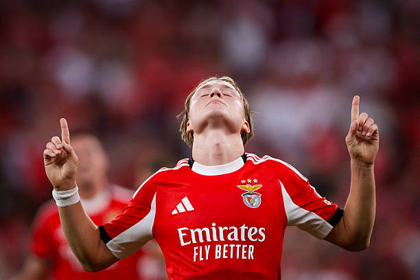 diario_men40607's tweet image. 🚨ÚLTIMA HORA🚨 

💣💥El #SevillaFC se interesa en Andreas Schjelderup, actual jugador del @SLBenfica.

👉🏻El futbolista tiene contrato vigente hasta 2028, por lo que no será una operación sencilla.

👀Bolonia, PSV y Torino también están interesados en los servicios del noruego.