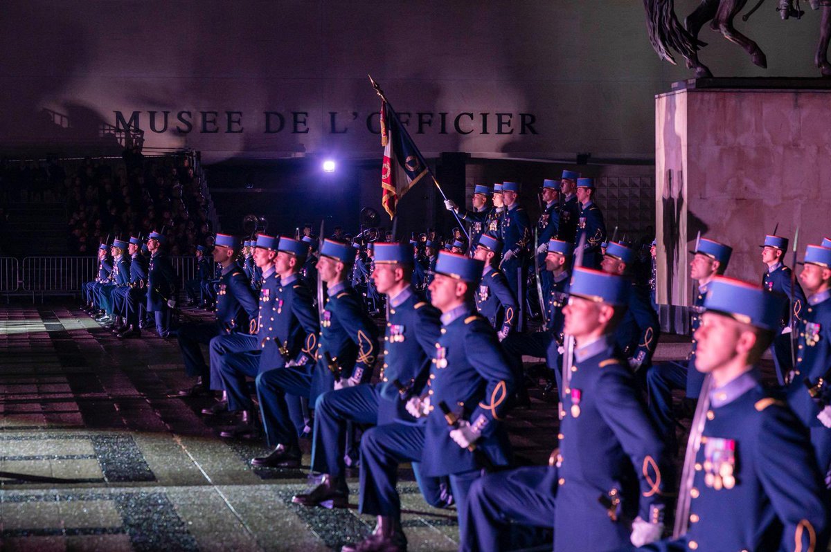 CEMAT_FR's tweet image. Hier soir, une nouvelle promotion de l’École Militaire Interarmes a rejoint la famille des officiers de l’armée de Terre.

En devenant officier, ses membres réaffirment leur engagement au service de la France et leur détermination à assumer de nouvelles responsabilités.

Issus de…