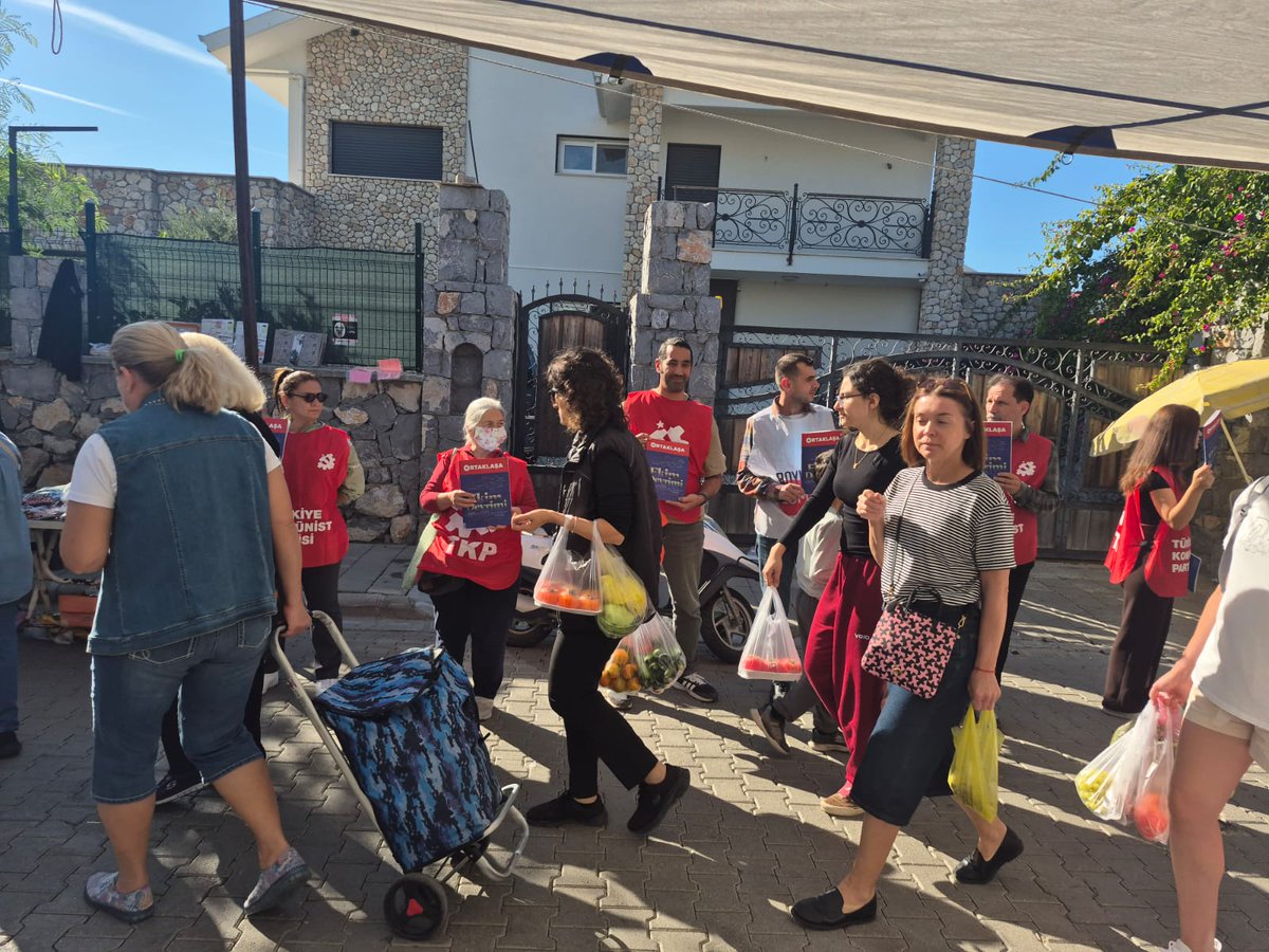 OrtaklaşaDergisi’nin Ekim Devrimi’nin 108. yılında “Devrimin Güncelliği”ne odaklanan Kasım sayısı ile Fethiye/Foça pazarındaydık.
#Ortaklaşa'ya;#Fethiye/Foça Semt Evimizden,Fethiye Kitaphane’den,Fethiye Sahaf Kitabevi’nden ulaşabilir ya da bize mesaj atabilirsiniz <a href="/dergiortaklasa/">Ortaklaşa Dergi</a>