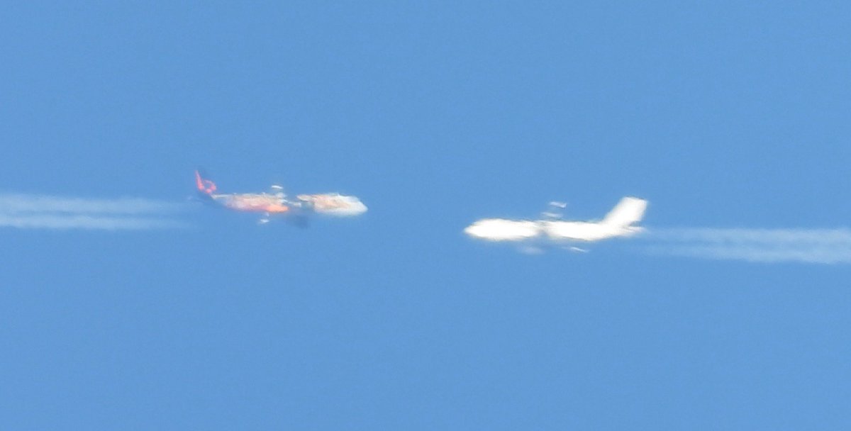 #airplane collision? 🫣🫣 

They seem very close, but the distance between the two planes was about 3 km