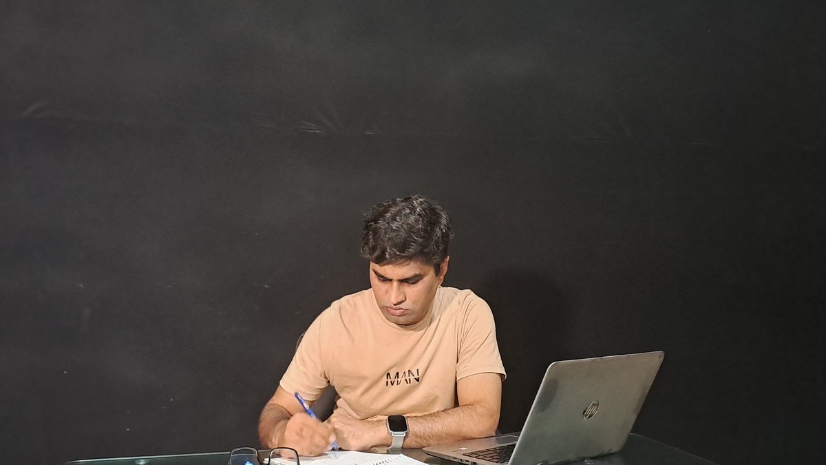 SafeerKhaan's tweet image. Today, my writing skills and acting skills are in a fierce competition. Sometimes pretending to write is more fun than actually writing. Well, what do you think: Am I writing or pretending to be writing?
#Acting #Writing #ScriptWriting #actinglife #Actor #ActorLife