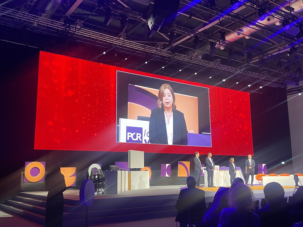 Our sincere congratulations 👏👏 to Stephane Windecker, the very first winner of the Alain Cribier ⁦⁦<a href="/EuroInterventio/">EuroIntervention</a>⁩ Award, presented to him in the Main Arena at PCR London Valves 2025 by ⁦<a href="/heleltchaninoff/">Eltchaninoff</a>⁩ !  ⁦<a href="/DFCapodanno/">Davide Capodanno</a>⁩ #PCRLV