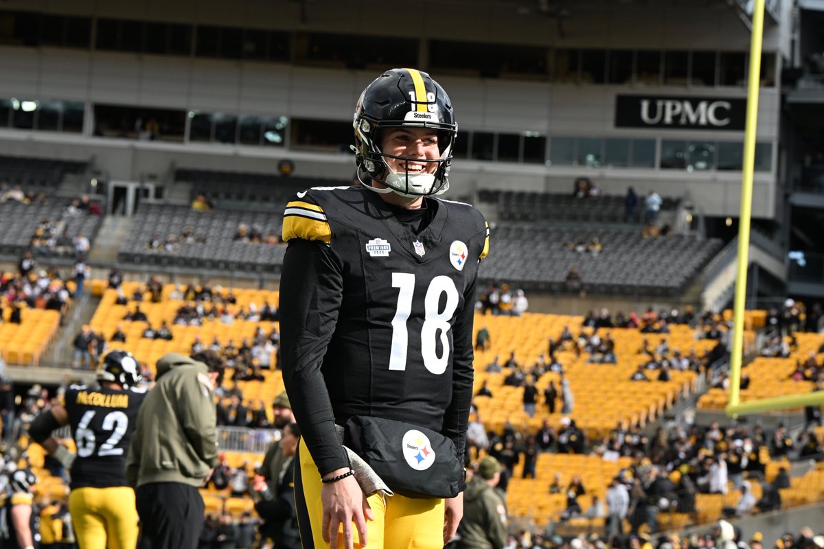 Steelers Will Howard is out playing catch with some young fans during  pregame. @PittsburghPG @PGSportsNow