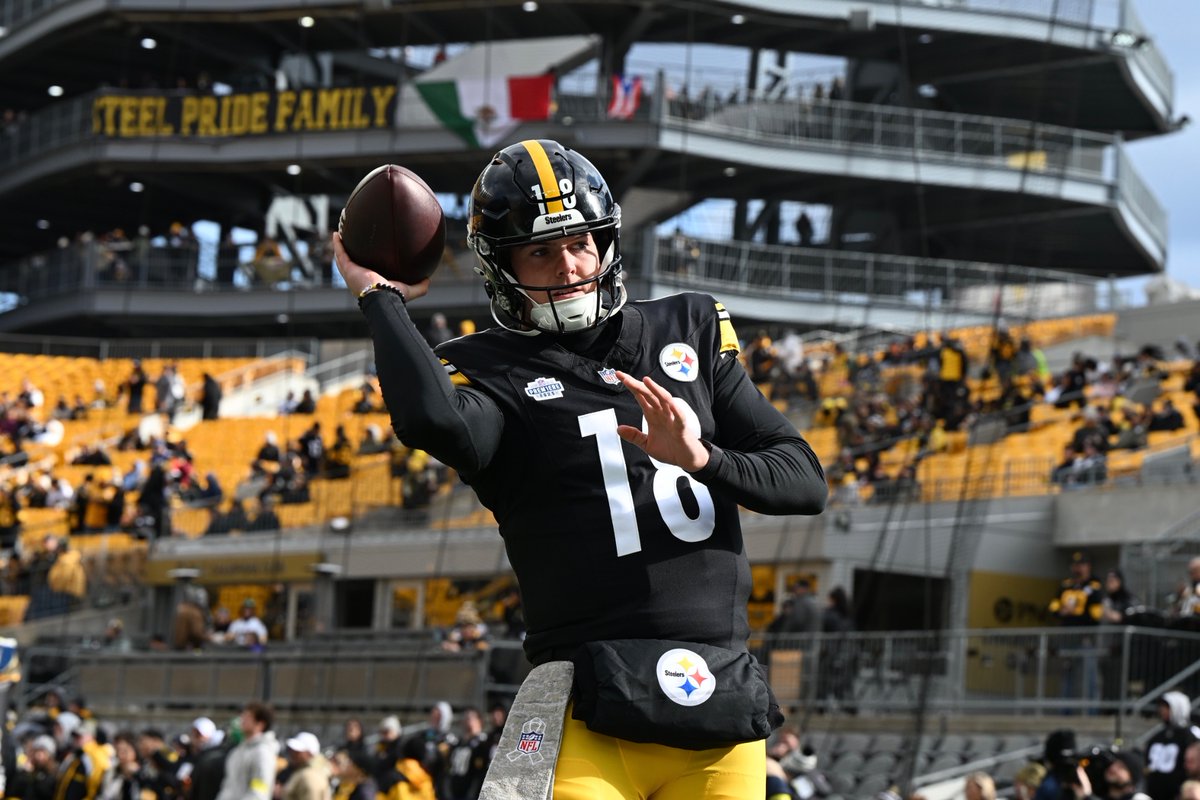SebFoltz's tweet photo. #Steelers Will Howard is out playing catch with some young fans during pregame.

@PittsburghPG @PGSportsNow https://t.co/uARJPSDP5e