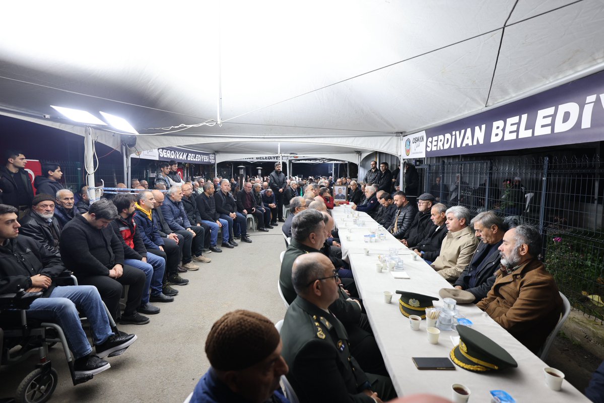 Valimiz Sayın Rahmi Doğan, il protokolü ile birlikte Şehidimiz Akın Karakuş’un Serdivan’daki baba ocağında düzenlenen Mevlid programına katılarak Şehidimizin emaneti olan ailesine sabır ve metanet dileklerinde bulundu, devletimizin her daim yanlarında olduğunu ifade etti.