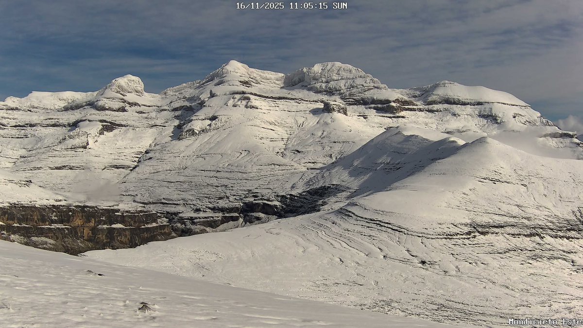 Tras la nevada de la pasada noche magnífico aspecto nivoso de la alta montaña del Sobrarbe y la Ribagorza con el Dios Monte Perdido como estrella.

Capturas de Webcams, hoy 16-11-2025 Domingo.

*Fuentes de las Webcams:
 cryopyrcams.es/monte-perdido/ y alberguesyrefugios.com/webcams