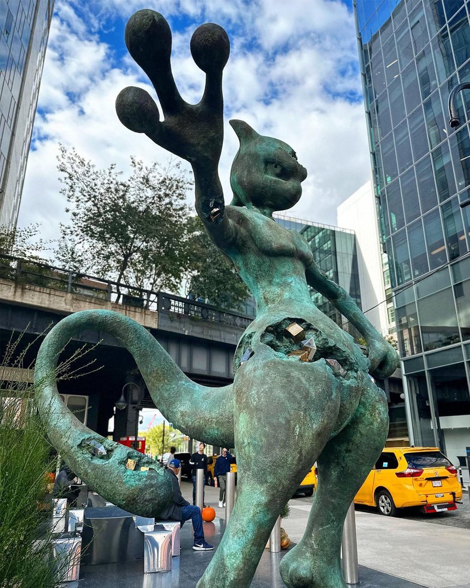 New York once installed an 8-foot Mewtwo statue in the city 👀

It was apart of <a href="/DanielArsham/">Daniel Arsham</a>’s “Relics of Kanto Through Time” collaboration with Pokémon.