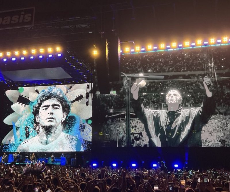 El Diego con Oasis, 1998.
El Diego con Oasis, 2025.

Más vivo que nunca, y para siempre.