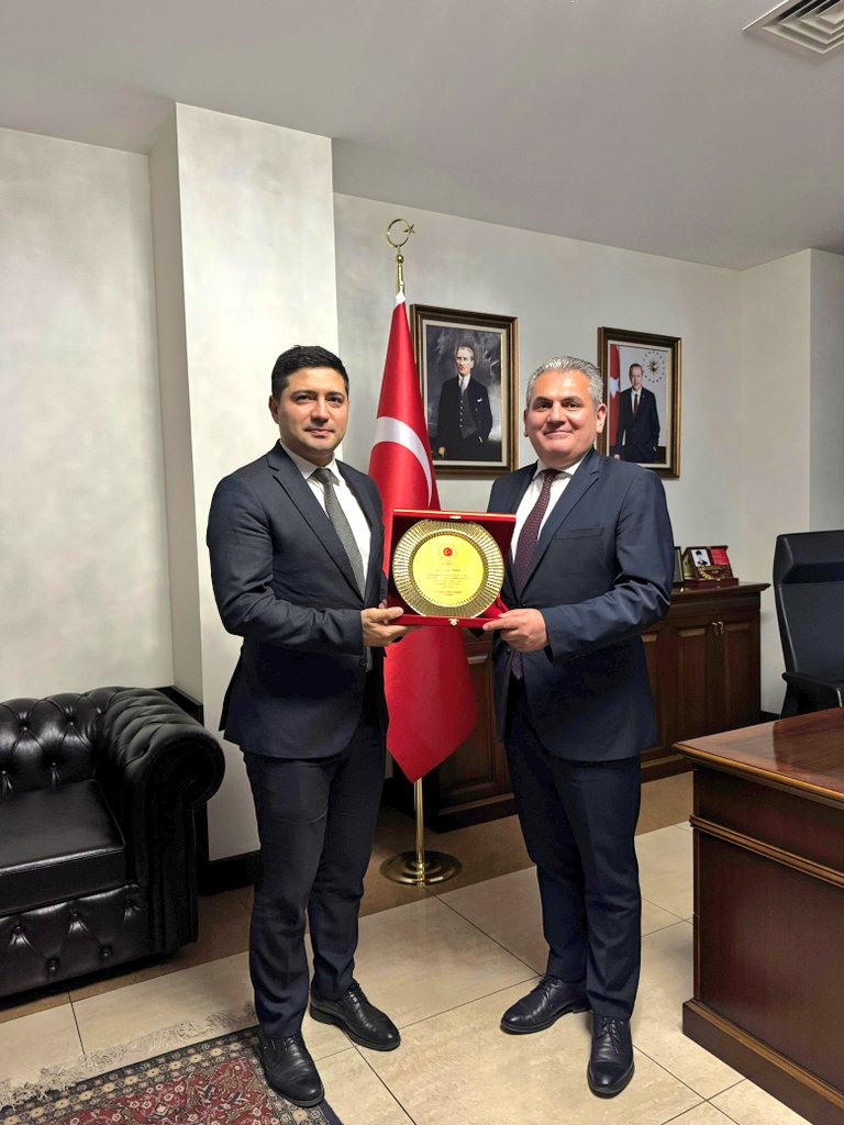 Başkonsolosluğumuzda görev süresi sona eren Ataşemiz için bir veda programı düzenlenmiştir.

Başkonsolos Recep Öztop, değerli katkılarından ve özverili mesaisinden dolayı kendisine teşekkür etmiş ve yeni görevlerinde başarı temennisinde bulunmuştur.