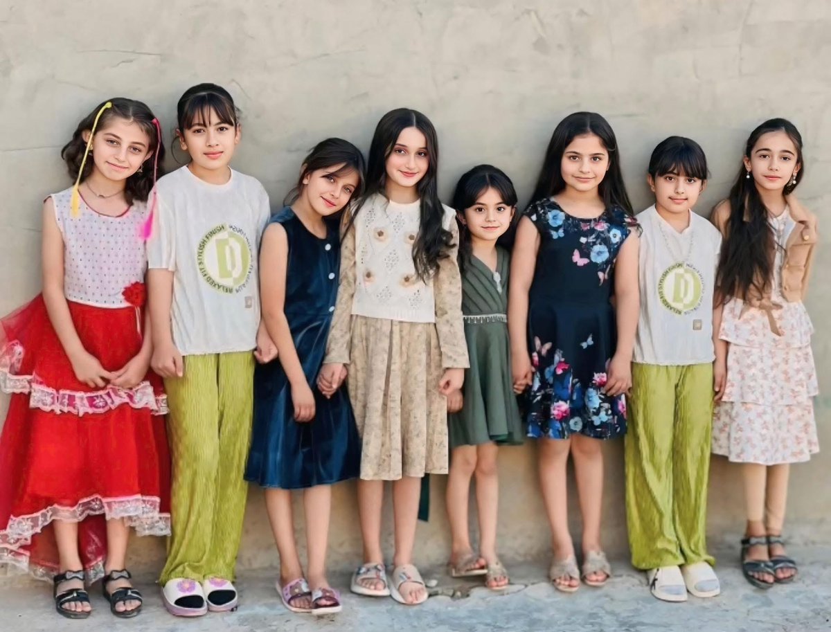 SAlezidi's tweet image. أليست جريمة أن يعيش هؤلاء الملائكة في مخيمات النزوح داخل بلدهم منذ أكثر من أحد عشر عاماً
أطفال كان من حقهم أن يكبروا بين بيوت آمنة ومدارس مهيأة وحدائق مليئة بالضحكات لكنهم ما زالوا ينتظرون لحظة العودة.

المؤلم أكثر أن الذين كانوا سبباً في نزوحهم يعيشون اليوم في بيوت VIP معززين