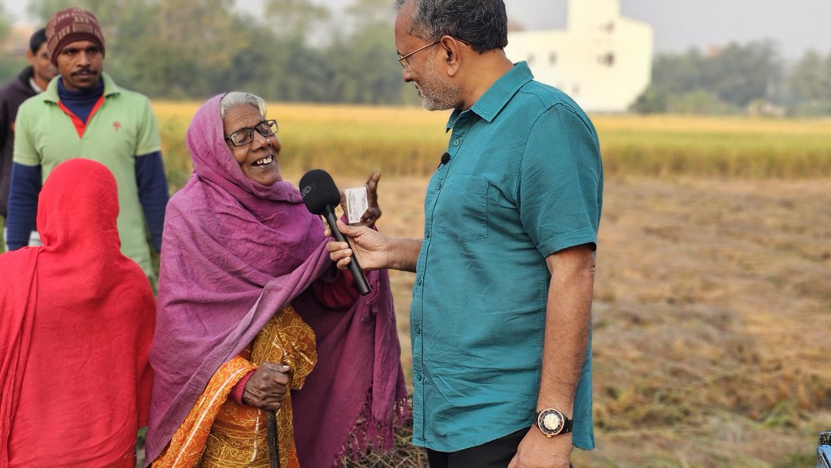 ajitanjum's tweet image. जिसे देखो वहीं पत्रकारिता की पाठशाला का प्रिंसिपल बनकर मुझे ज्ञान दे रहा है ...
घर में बैठकर की - बोर्ड पर उंगलियां चटकाने वाले और किसी भी पार्टी/नेता की भक्ति में तल्लीन लोग मुझे ज्ञान न दें .
मैं हजारों किमी की यात्राएं करता हूं . सैकड़ों लोगों से मिलता हूं. सड़कों की खाक छानता…