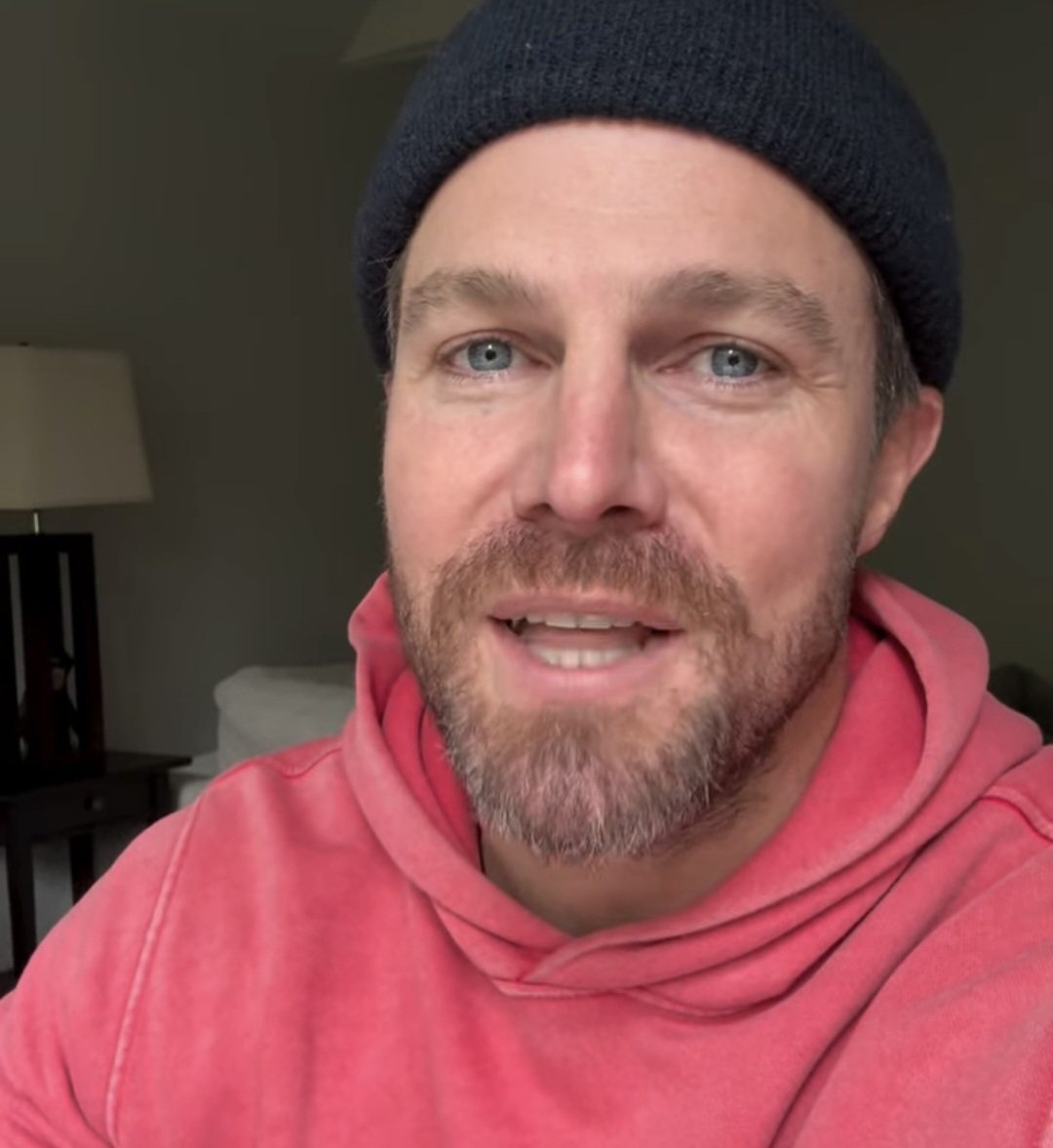 marabrazil2's tweet image. PORTUGUÊS: Stephen Amell  está emocionado com a acolhida de seu novo projeto  para @Code8Movie  . Ele tem certeza de que vamos amar a história, a equipe é excelente. Ele recomenda a quem ainda não viu o projeto, que faça parte  também. Ele encerra  dizendo que nos ama.
#code8