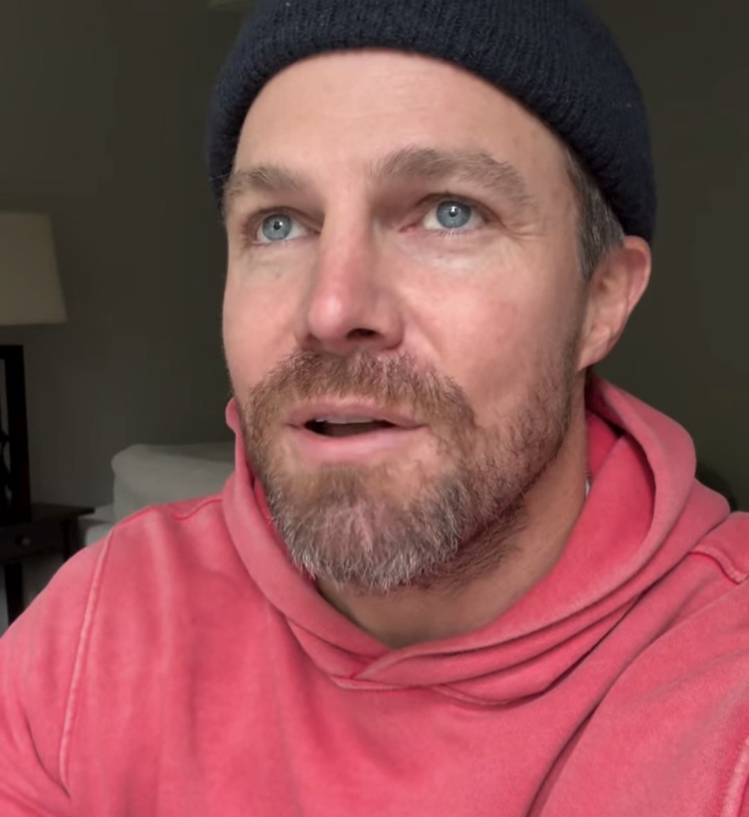 marabrazil2's tweet image. PORTUGUÊS: Stephen Amell  está emocionado com a acolhida de seu novo projeto  para @Code8Movie  . Ele tem certeza de que vamos amar a história, a equipe é excelente. Ele recomenda a quem ainda não viu o projeto, que faça parte  também. Ele encerra  dizendo que nos ama.
#code8