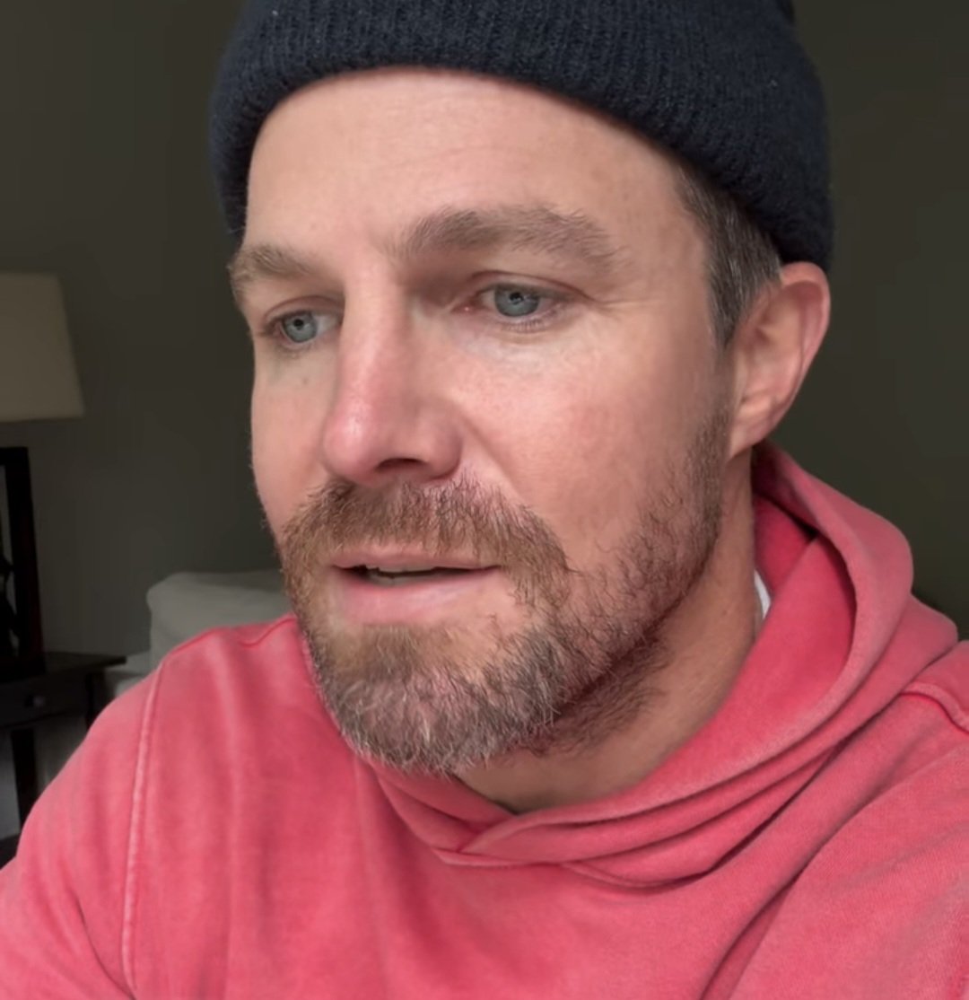 marabrazil2's tweet image. PORTUGUÊS: Stephen Amell  está emocionado com a acolhida de seu novo projeto  para @Code8Movie  . Ele tem certeza de que vamos amar a história, a equipe é excelente. Ele recomenda a quem ainda não viu o projeto, que faça parte  também. Ele encerra  dizendo que nos ama.
#code8