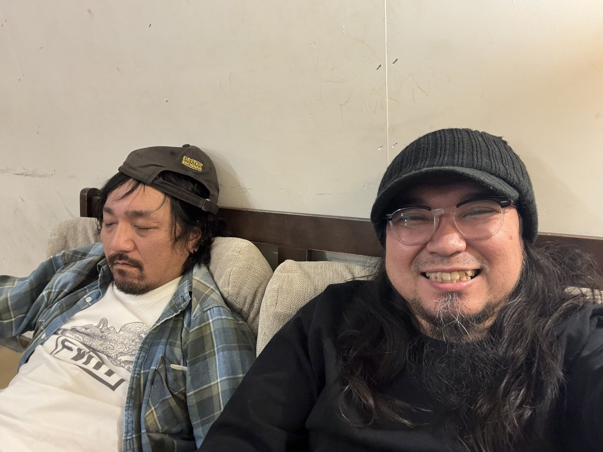 壁の塗装するところから関わってそこからずーっと居続けてる函館ARARAも本日6周年。おめでとうございます！ございます！
2日連続出演と店内の業務全般ノンストップでこなし狂ったかとぺもおねむです。