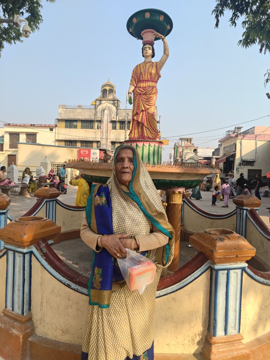 arun_shukla__'s tweet image. आज कनक भवन, अयोध्या का दर्शन किया – अनुभव अद्भुत और आध्यात्मिक रहा। ✨

🙏 हर कोने में भगवान राम की महिमा और भक्ति की ऊर्जा महसूस होती है।
🏛️ सोने जैसी चमक और वास्तुकला मन को छू जाती है।
💛 अगर अयोध्या जाएँ तो कनक भवन जरूर देखें – यह सिर्फ दर्शन नहीं, बल्कि आत्मा को छू जाने वाला…