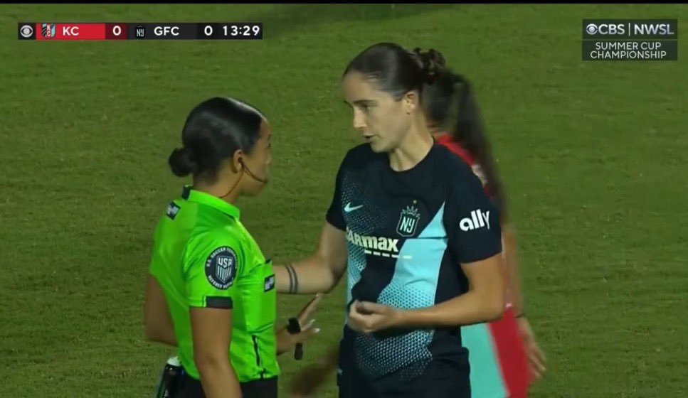 lexiescarina's tweet photo. this is gotham’s ref today btw get ella on that pitch and let her be gay https://t.co/VcFA2W9SuN